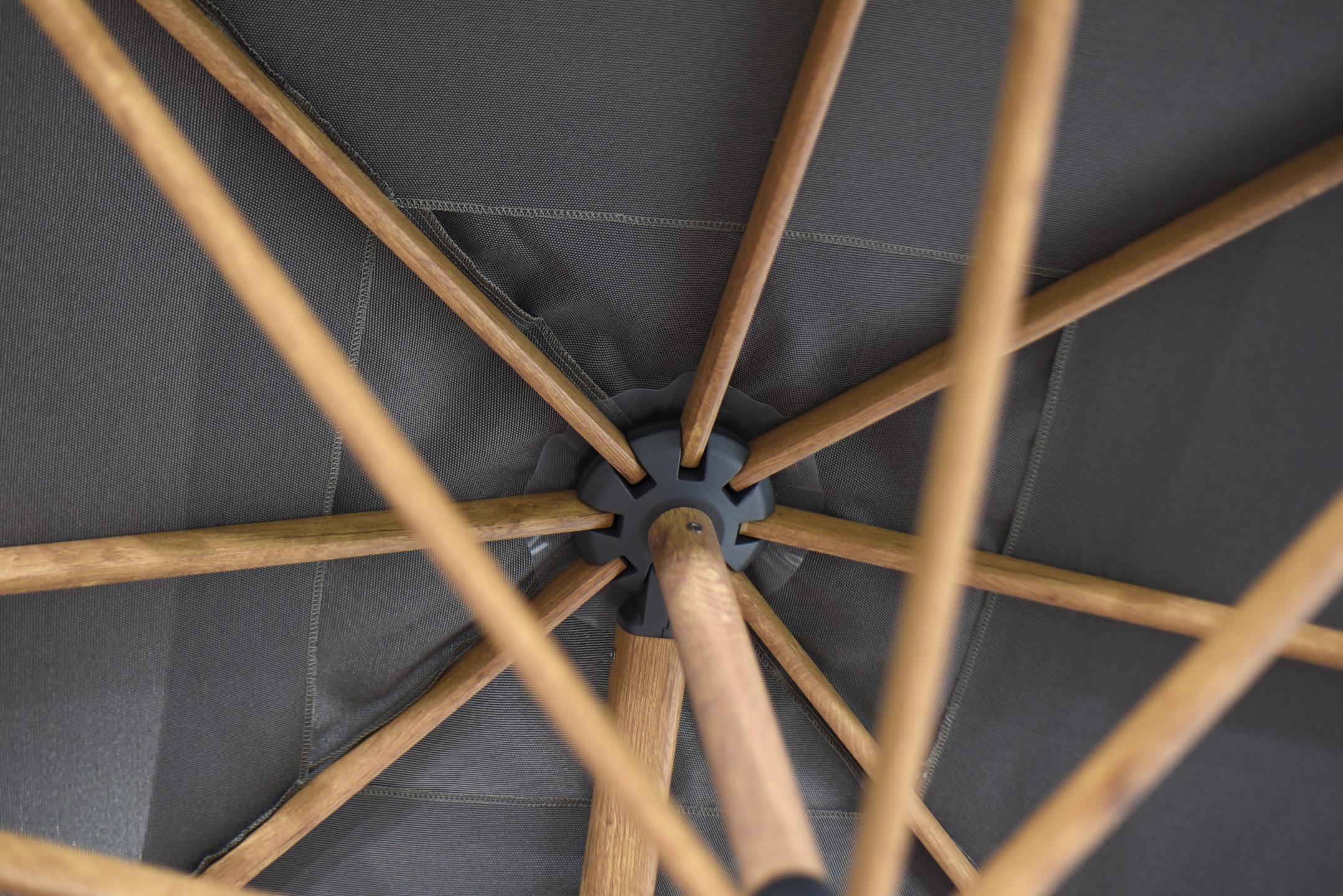 Siesta_premium_300x300cm_Charcoal_fabric_-_Woodlook_frame_detail_01