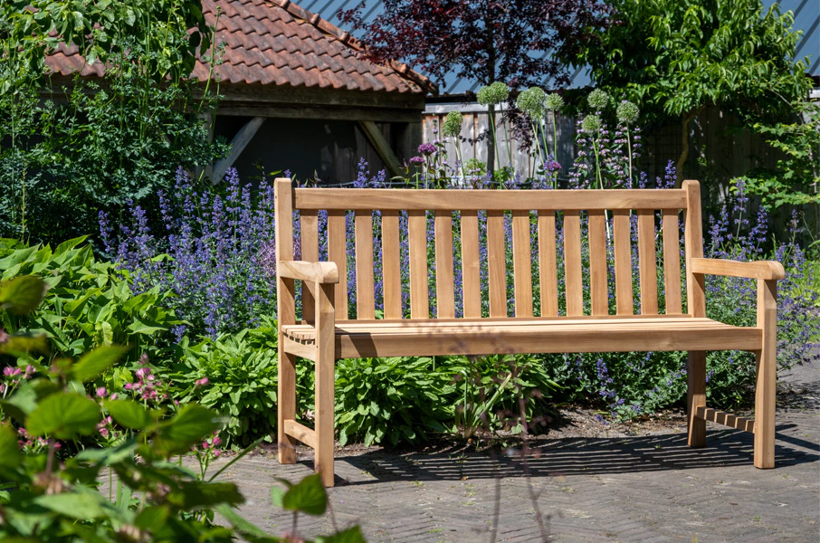 1 tuinbank, 3 tuinstijlen: welke stijl past in jouw tuin?