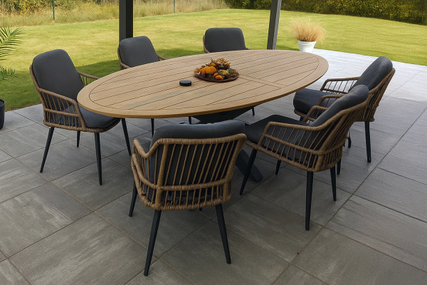 Teakhouten tuinmeubelen onderhouden: zo blijven ze gewoon goed