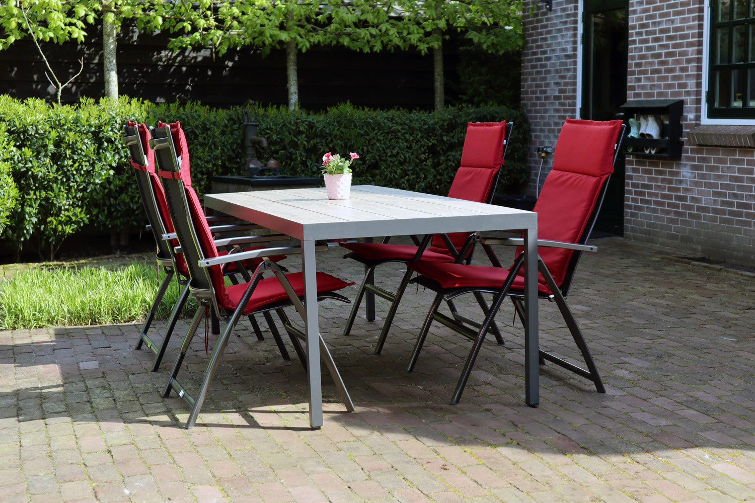 Sterke tuinstoelen: Een tijdloze keuze voor elk seizoen