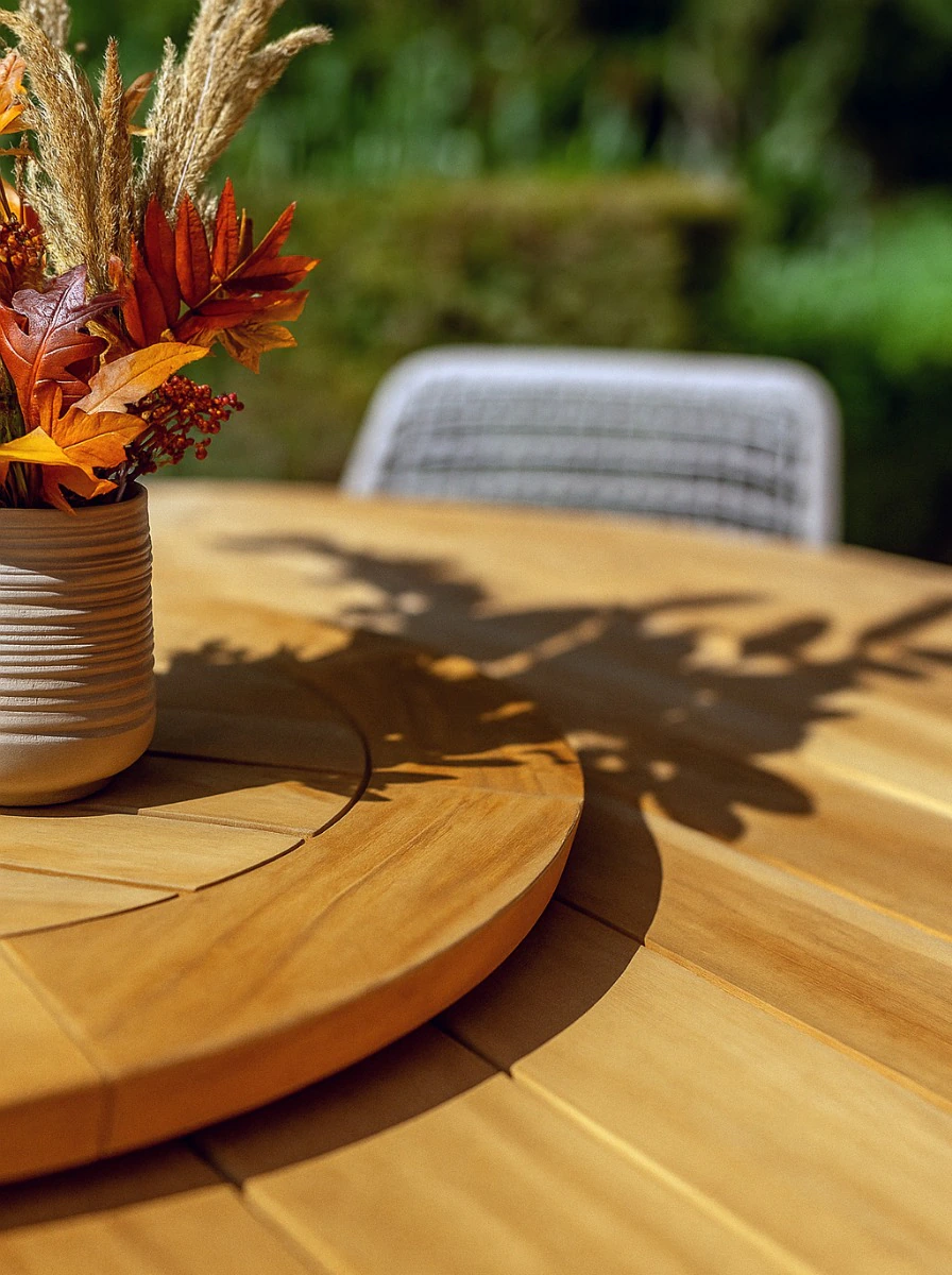 Dienblad met herfstdecoratie buiten op tuintafel Dienblad met herfstdecoratie buiten op tuintafel - Lazy Susan