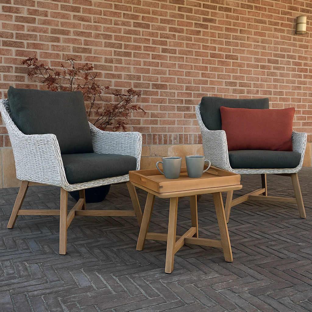 Sfeervolle tuindecoratie in de herfst met houten dienblad Sfeervolle tuindecoratie in de herfst met houten dienblad