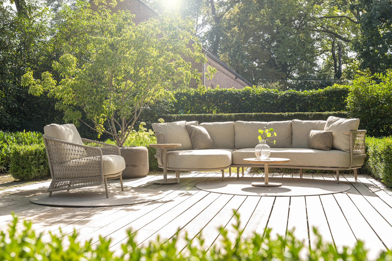 Welke kleur tuinmeubelen geeft jouw tuin een frisse uitstraling?