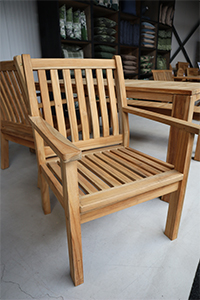 Houten tuinstoelen zorgen voor meer warmte en sfeer in uw tuin.