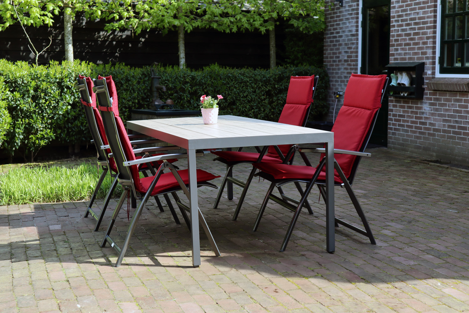 Sterke tuinstoelen: Een tijdloze keuze voor elk seizoen