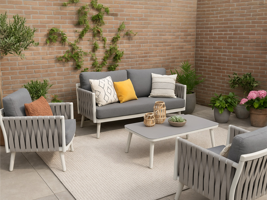 Praktische tips voor het combineren van tuinmeubelen en accessoires