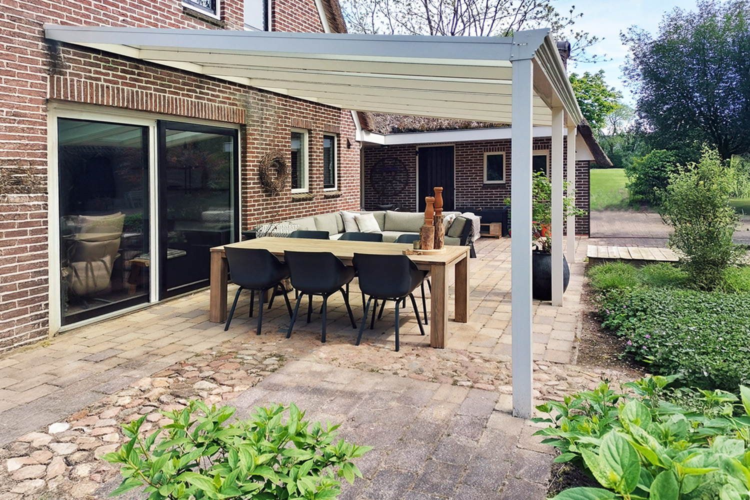 De beste tuinmeubelen voor onder een overkapping: tips en inspiratie