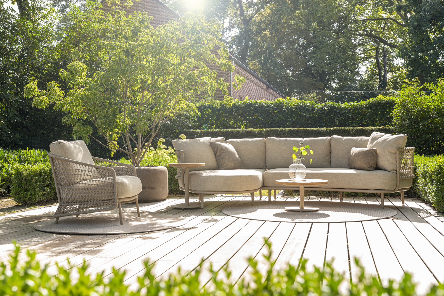 Welke kleur tuinmeubelen geeft jouw tuin een frisse uitstraling?