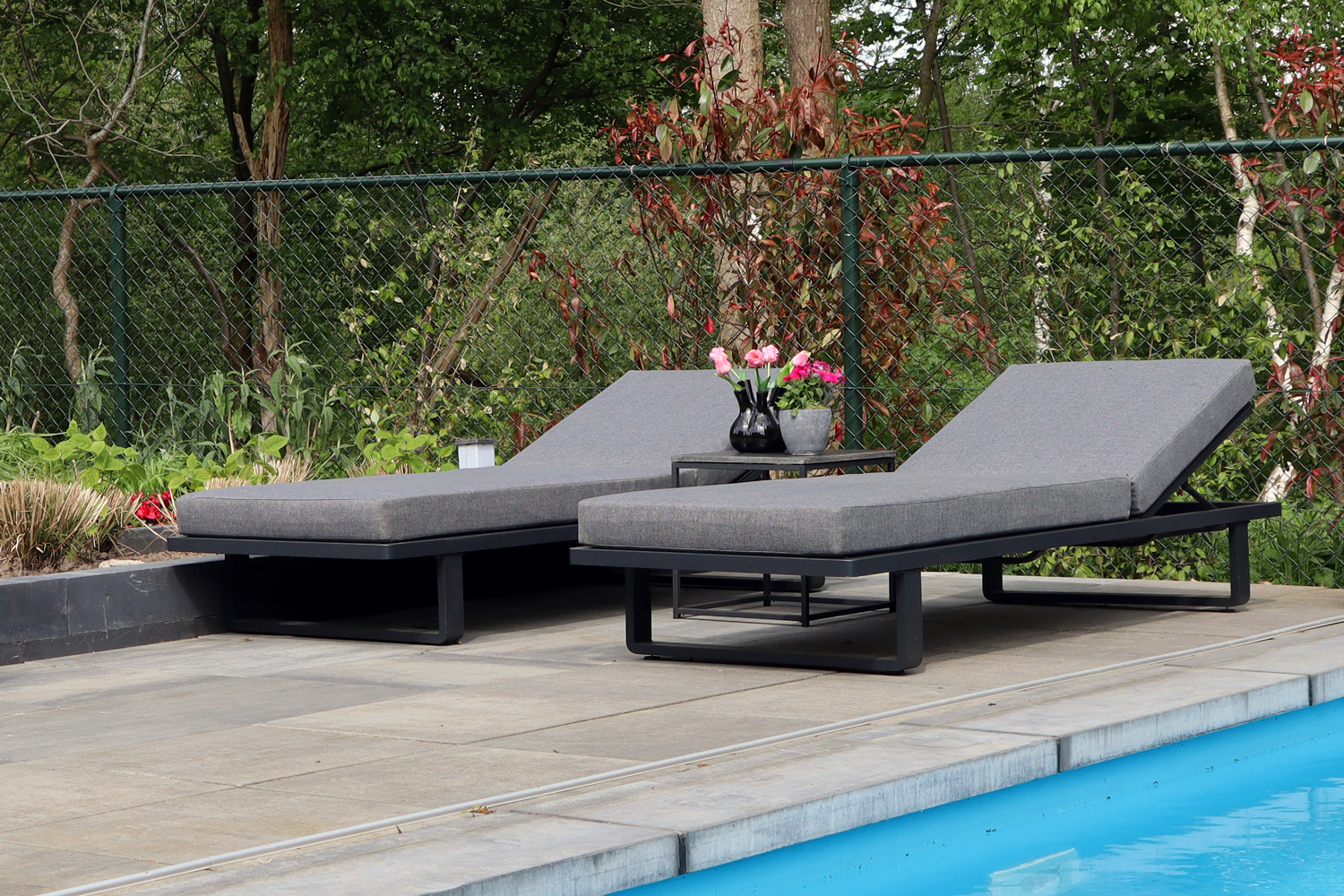 Relaxen in je tuin: Welke loungemeubels zijn onmisbaar?