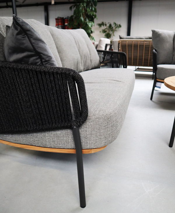 Een loungeset van aluminium met hout is sfeervol en stevig