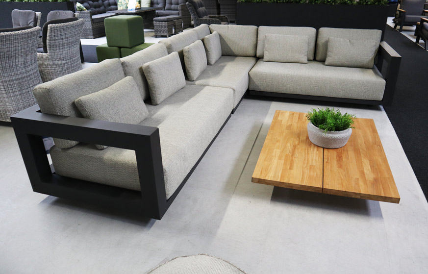 Een loungeset aluminium zwart is comfortabel en onderhoudsarm