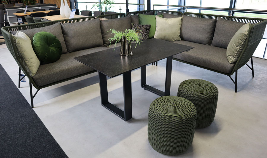 Een loungeset groen is een tijdloze en comfortabele toevoeging aan uw tuin