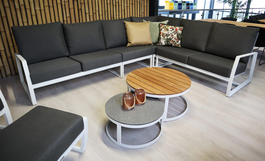 Een loungeset wit aluminium is comfortabel en makkelijk te onderhouden