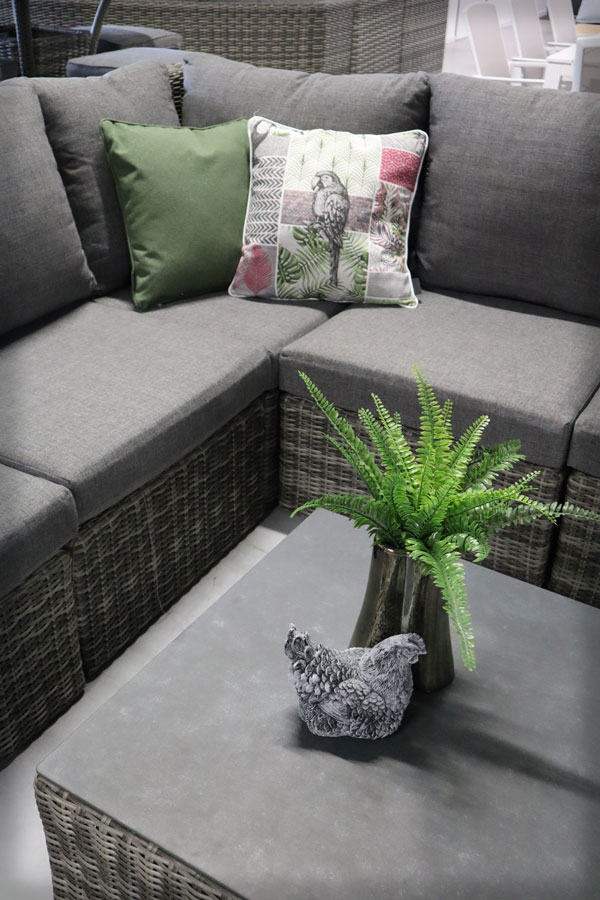 Wicker loungesets zijn verkrijgbaar in verschillende tuinen en geschikt voor iedere stijl